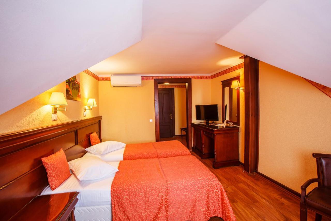 Domeniul Dracula Danes Hotel Exterior photo