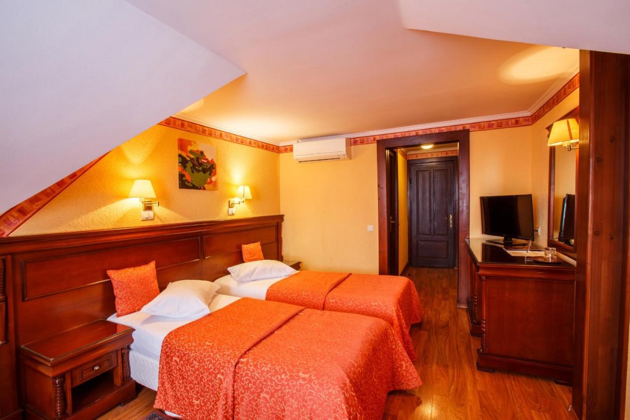 Domeniul Dracula Danes Hotel Exterior photo